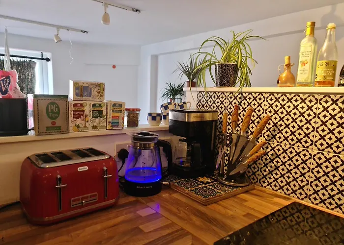Bright, Roomy, Colourful Flat In Brighton