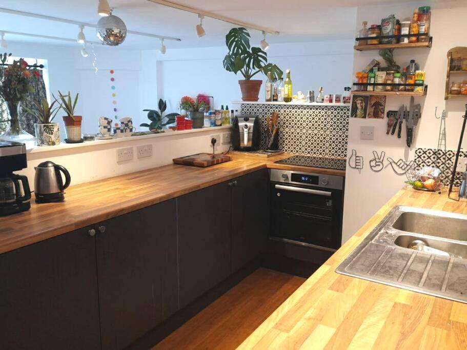 Bright, Roomy, Colourful Flat In Apartment Brighton