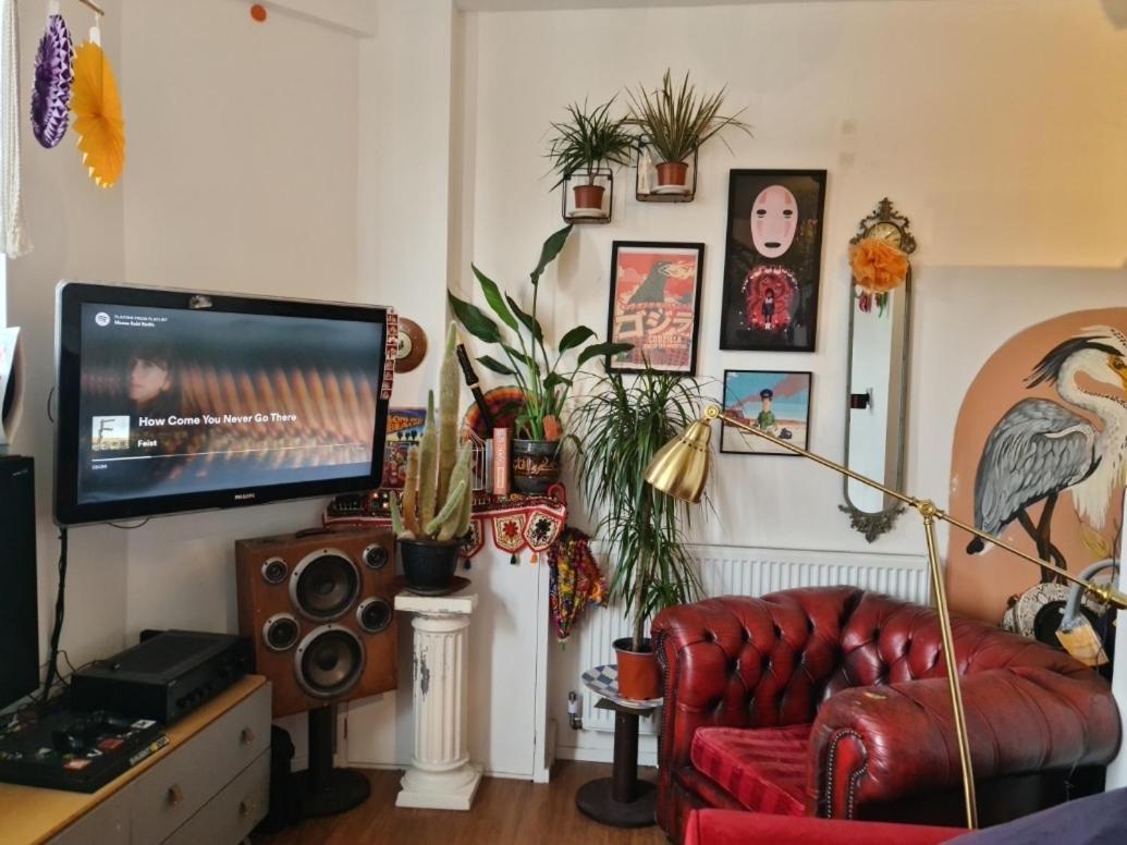 Bright, Roomy, Colourful Flat In Apartment *