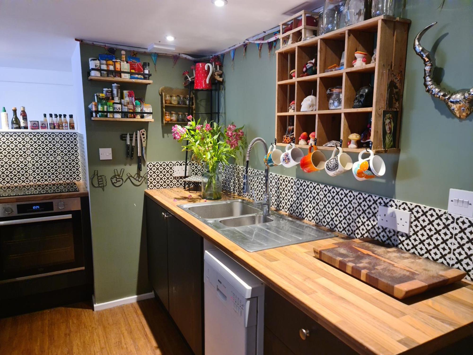Bright, Roomy, Colourful Flat In Brighton