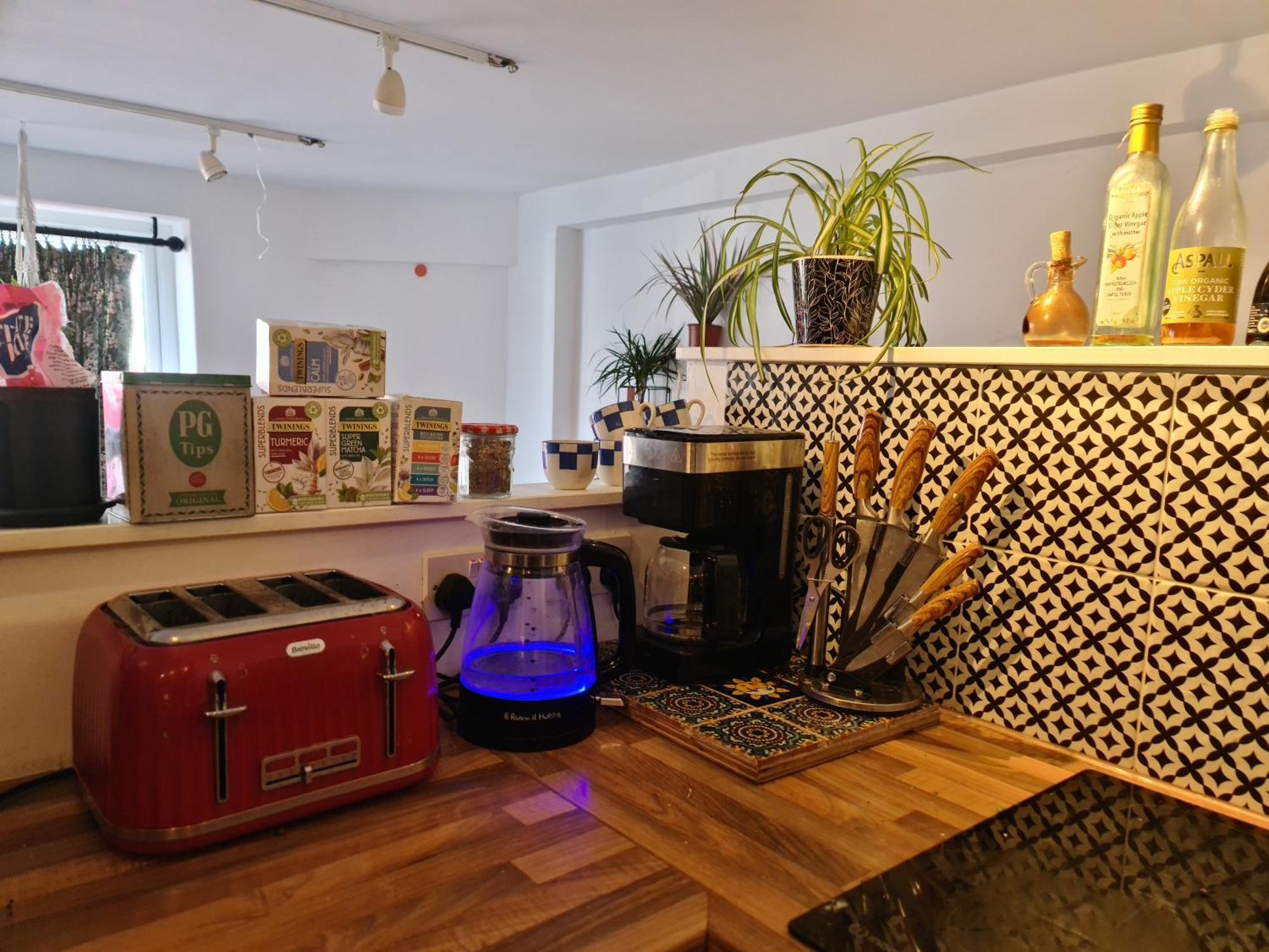 Bright, Roomy, Colourful Flat In Apartment